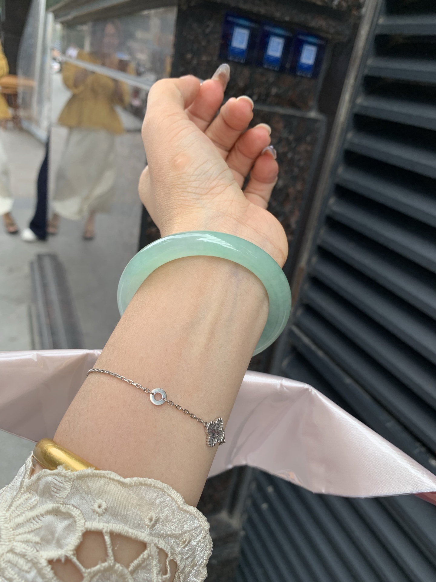 冰晴绿美人条 52.8-8.4-8.6 0516-N740 打灯多处细纹，底妆冰润，满圈淡雅晴绿，像初春嫩芽落入清泉，均匀柔和，抬眼就是一片宁静感