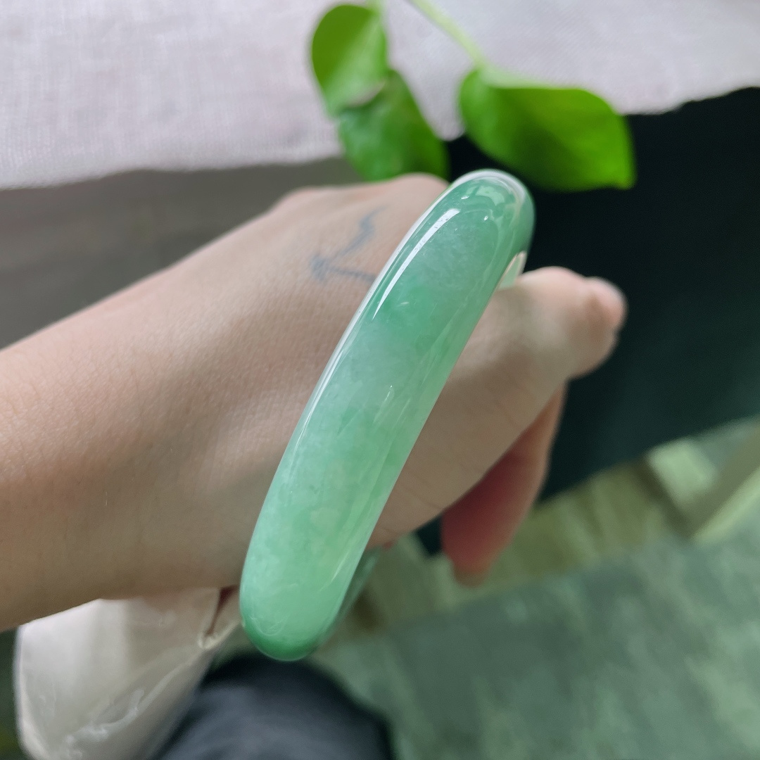 56/12.7/8.9，绿底正圈，不是那惊鸿一瞥的艳绿，而是这铺满底子的葱茏，才叫生生不息。无裂，ss51661a