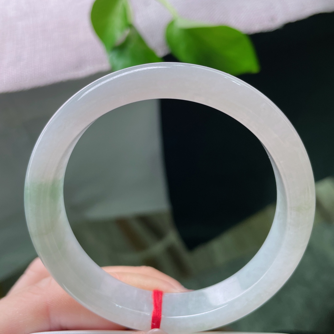 56/11.9/7.4，浅绿底正圈，一抹飘色灵动活泼，种老，水润，温馨怡人，无裂，ss52533a