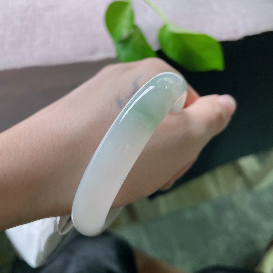 56/11.9/7.4，浅绿底正圈，一抹飘色灵动活泼，种老，水润，温馨怡人，无裂，ss52533a