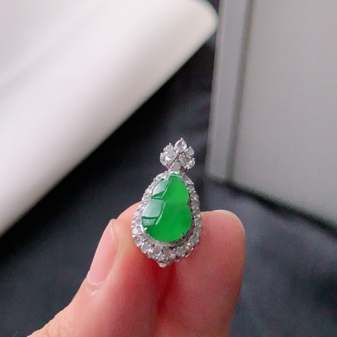 冰阳绿葫芦吊坠。水润通透 品相佳  佩戴优雅迷人 货号52515，21.9-11.2-8.9