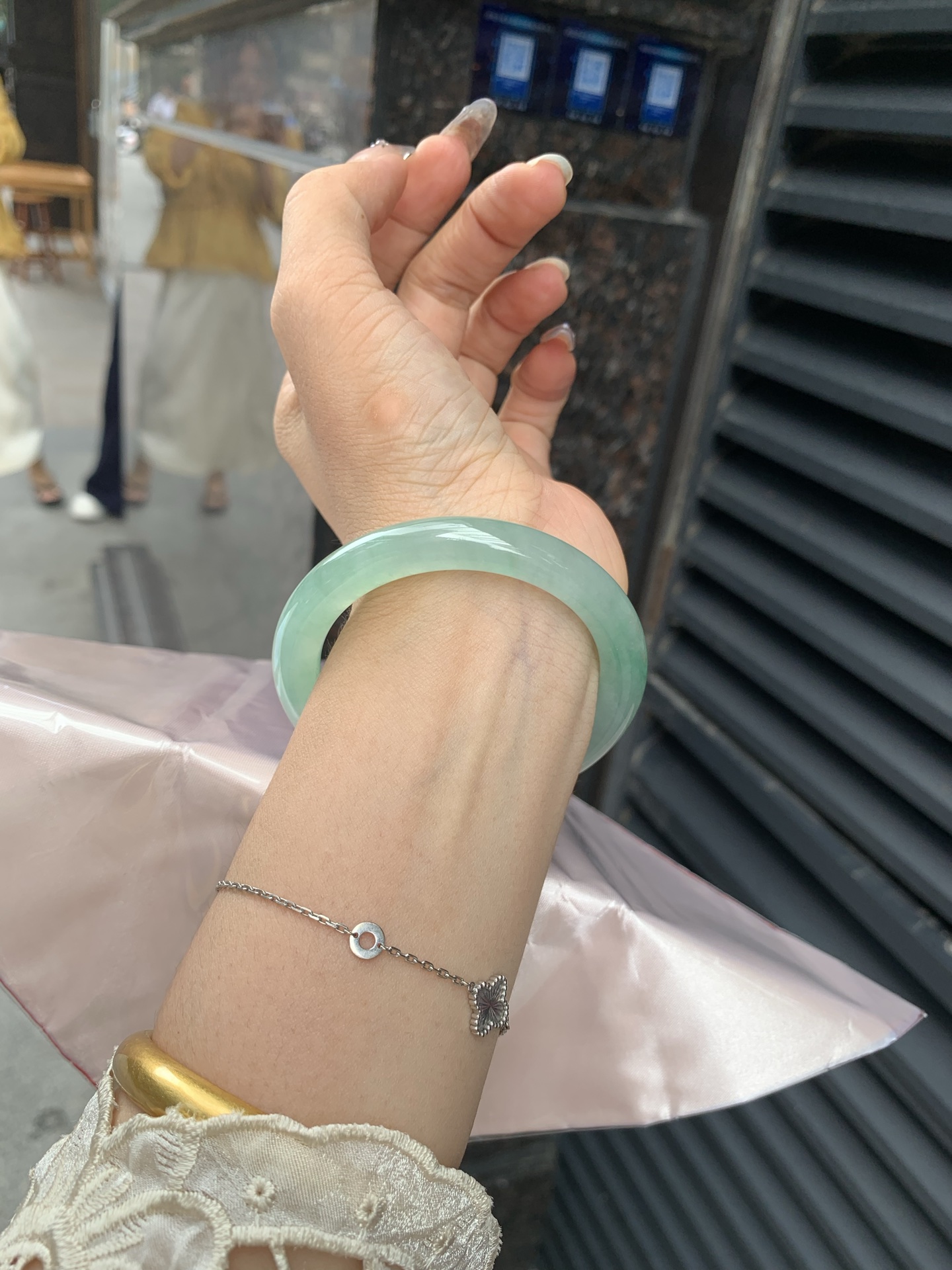 冰晴绿美人条 52.8-8.4-8.6 0516-N740 打灯多处细纹，底妆冰润，满圈淡雅晴绿，像初春嫩芽落入清泉，均匀柔和，抬眼就是一片宁静感