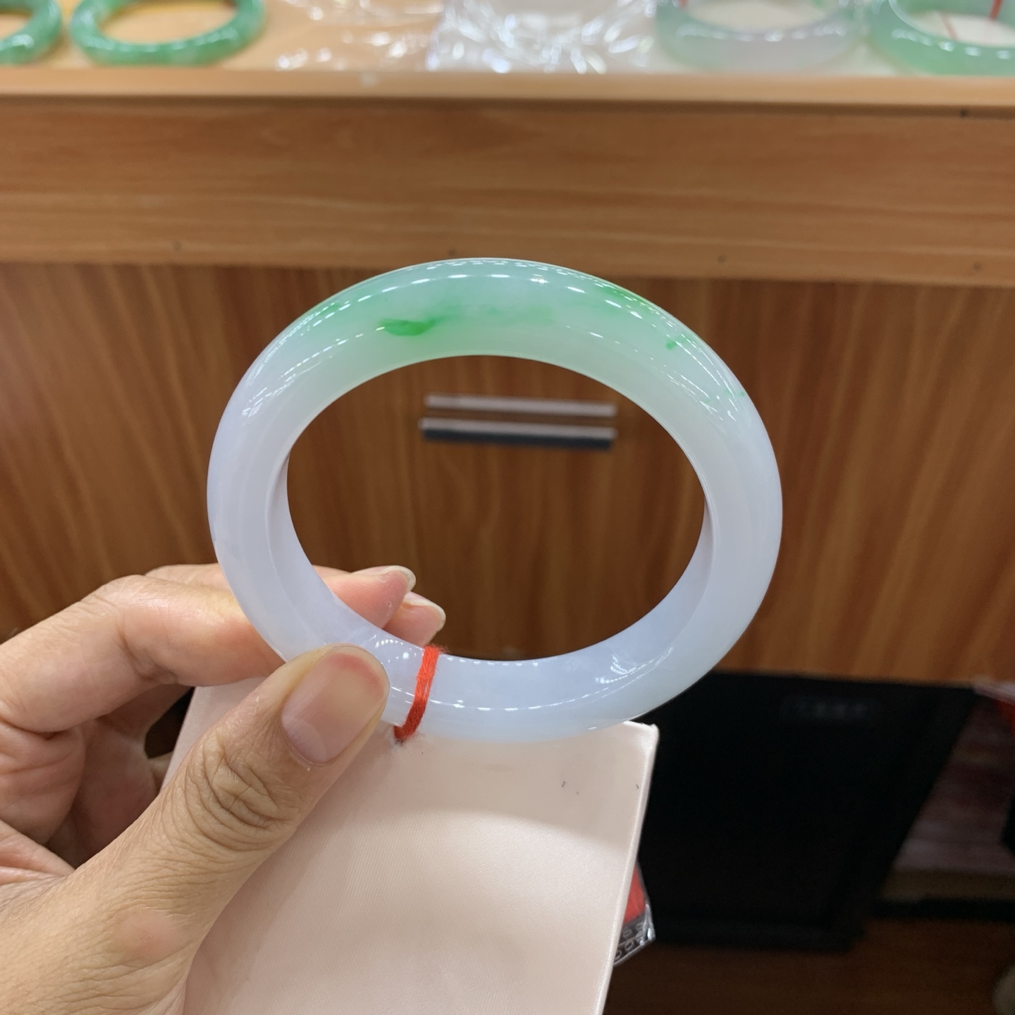 051516GX 飘绿正圈大圈口翡翠手镯 59.6-12.7-10