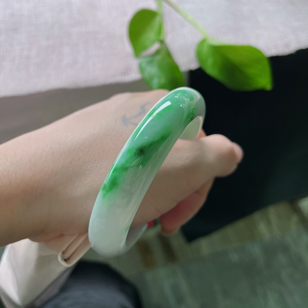 55/13/8.4飘绿正圈，白底青，水润，底子细腻，上手贵气又优雅，有纹，ss53157a