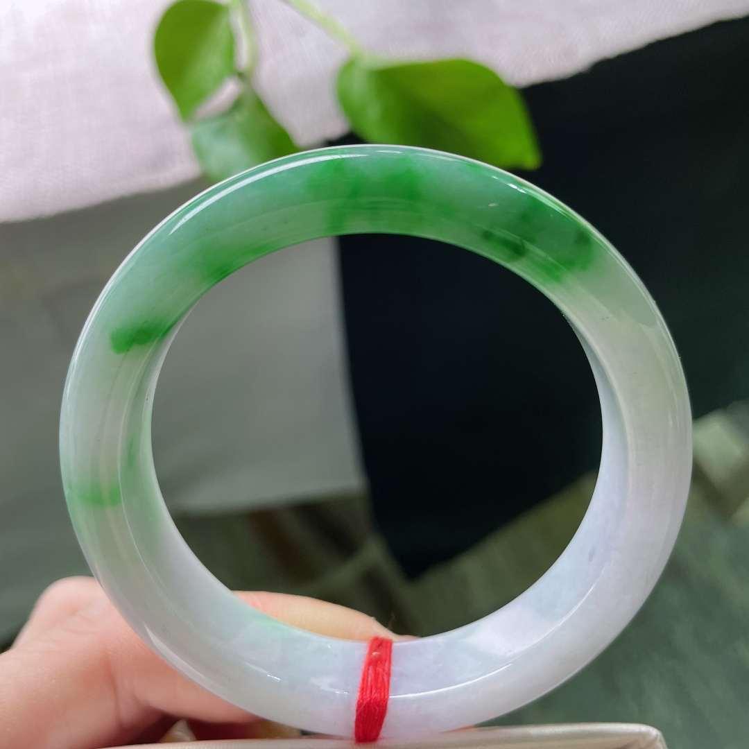 55/13/8.4飘绿正圈，白底青，水润，底子细腻，上手贵气又优雅，有纹，ss53157a