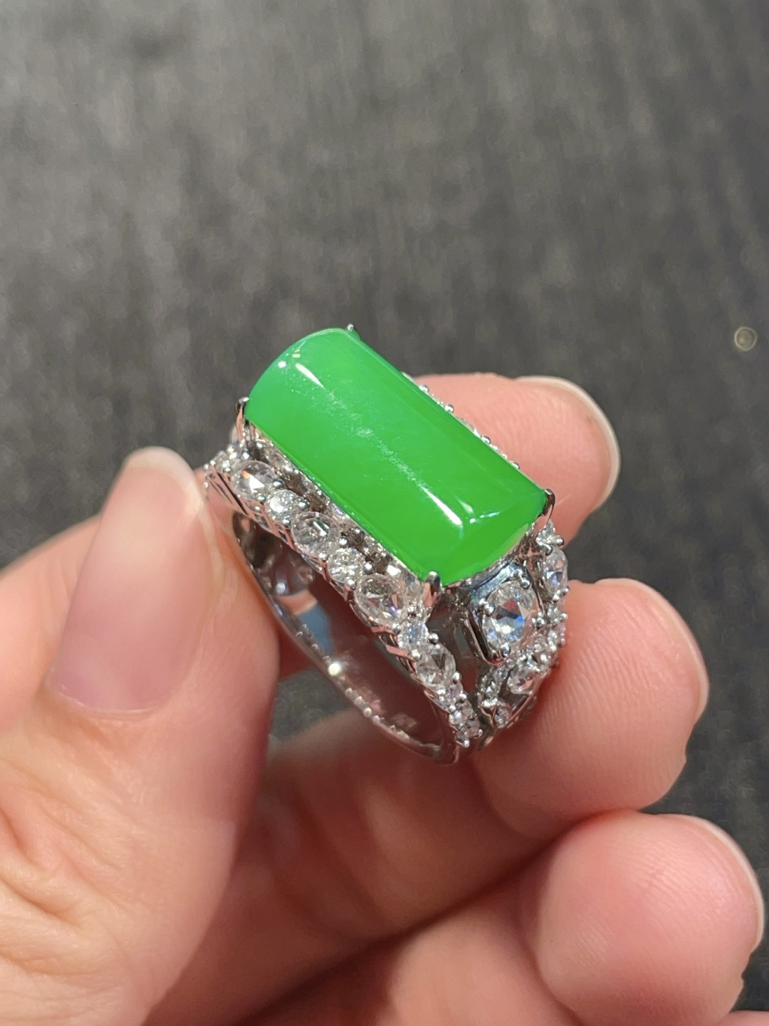 ️这是一款适合女生戴的正阳绿马鞍，看到它的第一眼便爱上 料子很厚实 从它身上看到了，坚毅 勇敢 从容且温柔️ 实物很有质感，16-8-3.1