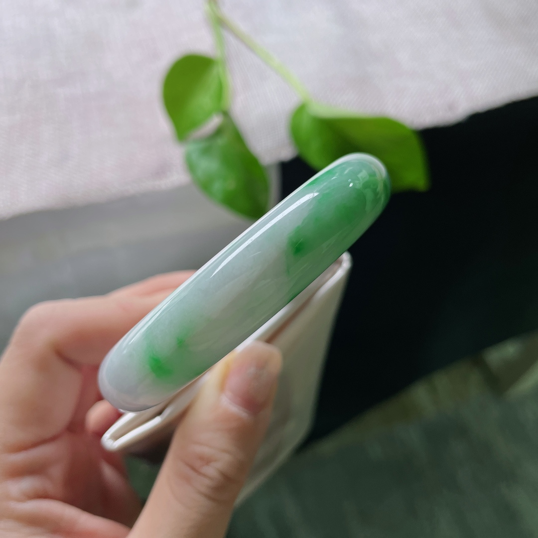 55/13/8.4飘绿正圈，白底青，水润，底子细腻，上手贵气又优雅，有纹，ss53157a