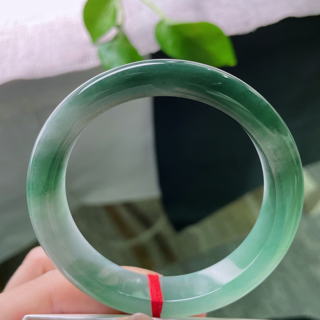 58/12.5/8.4，冰油青正圈，晶莹玉润，种老，腕间有青山湖泊，为欢几何，有棉线，ss53144a