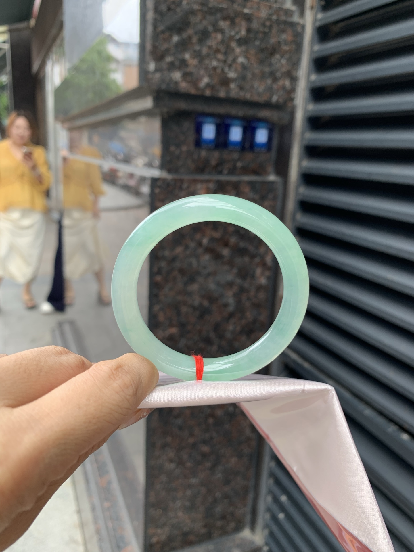 冰晴绿美人条 52.8-8.4-8.6 0516-N740 打灯多处细纹，底妆冰润，满圈淡雅晴绿，像初春嫩芽落入清泉，均匀柔和，抬眼就是一片宁静感