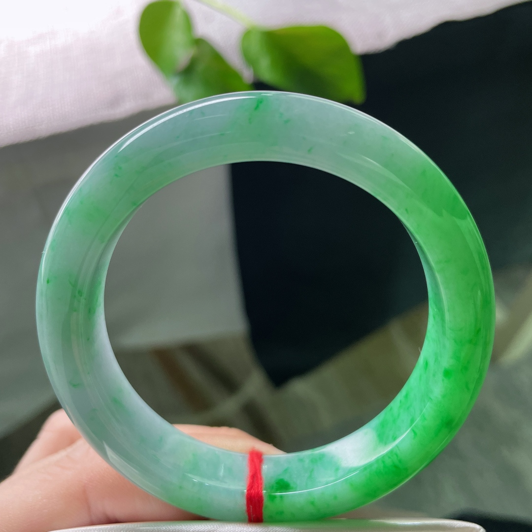 55.8/12.5/9.2，阳绿正圈，青翠欲滴，一镯凝尽千山翠，满目风华自倾城。无裂，ss53127