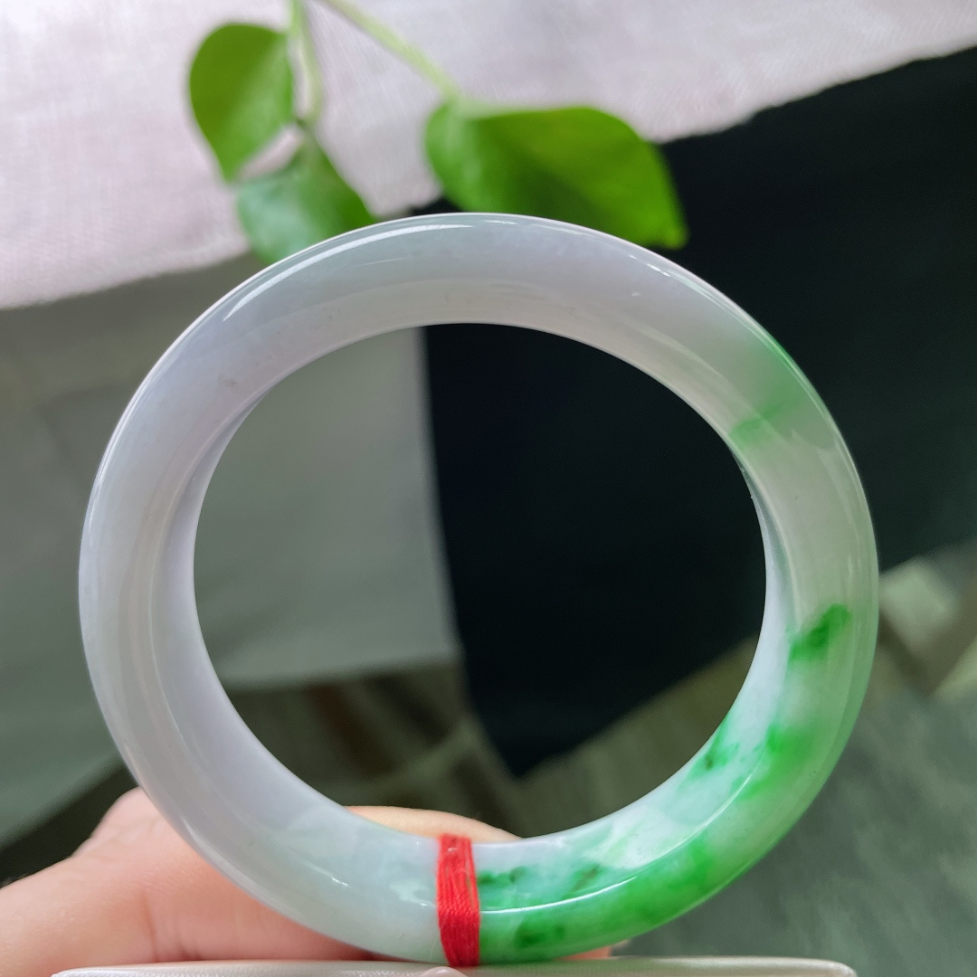 55/13/8.4飘绿正圈，白底青，水润，底子细腻，上手贵气又优雅，有纹，ss53157a