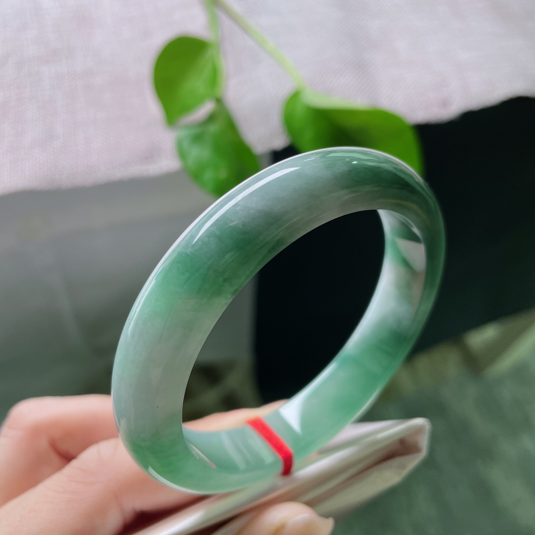 58/12.5/8.4，冰油青正圈，晶莹玉润，种老，腕间有青山湖泊，为欢几何，有棉线，ss53144a