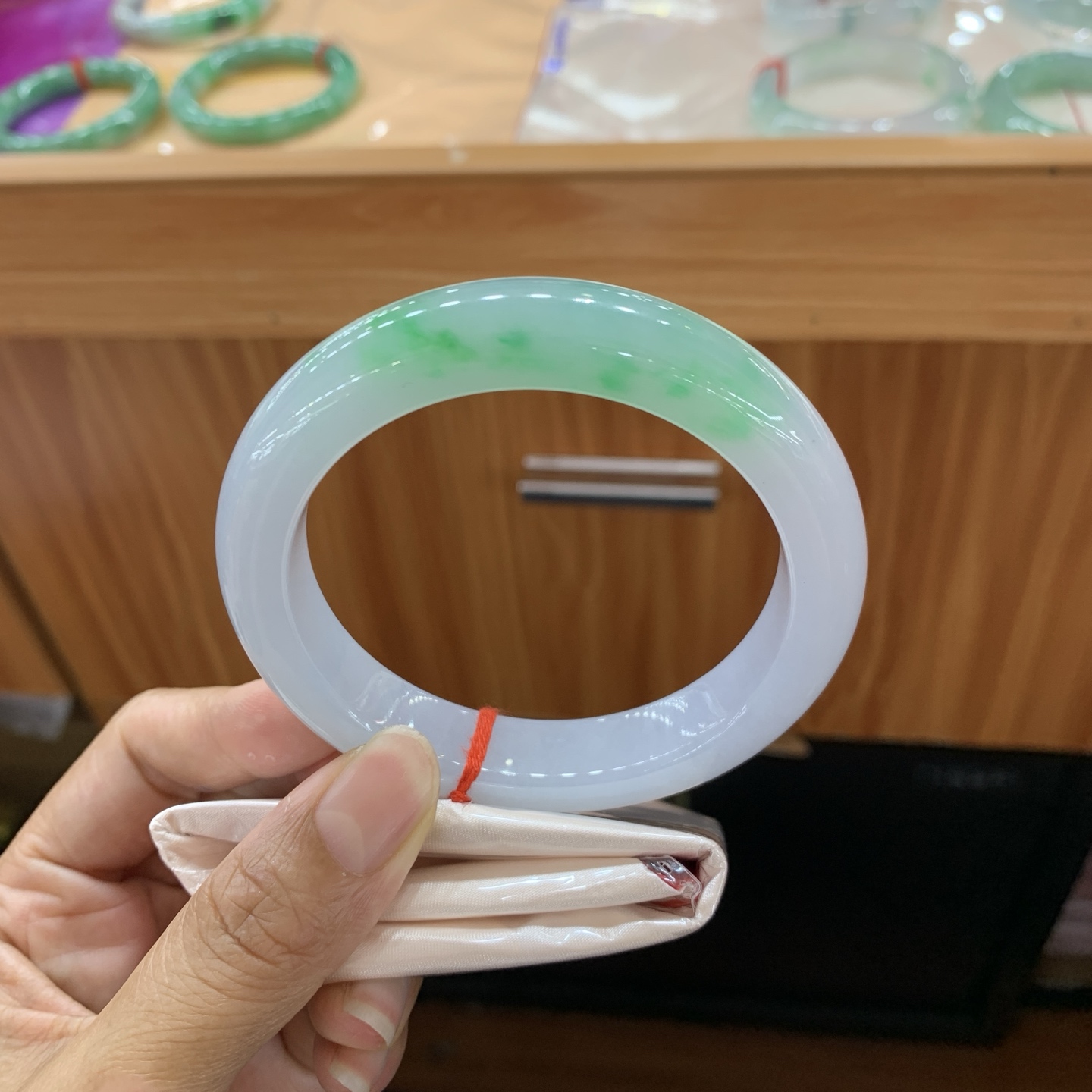 051516GX 飘绿正圈大圈口翡翠手镯 59.6-12.7-10