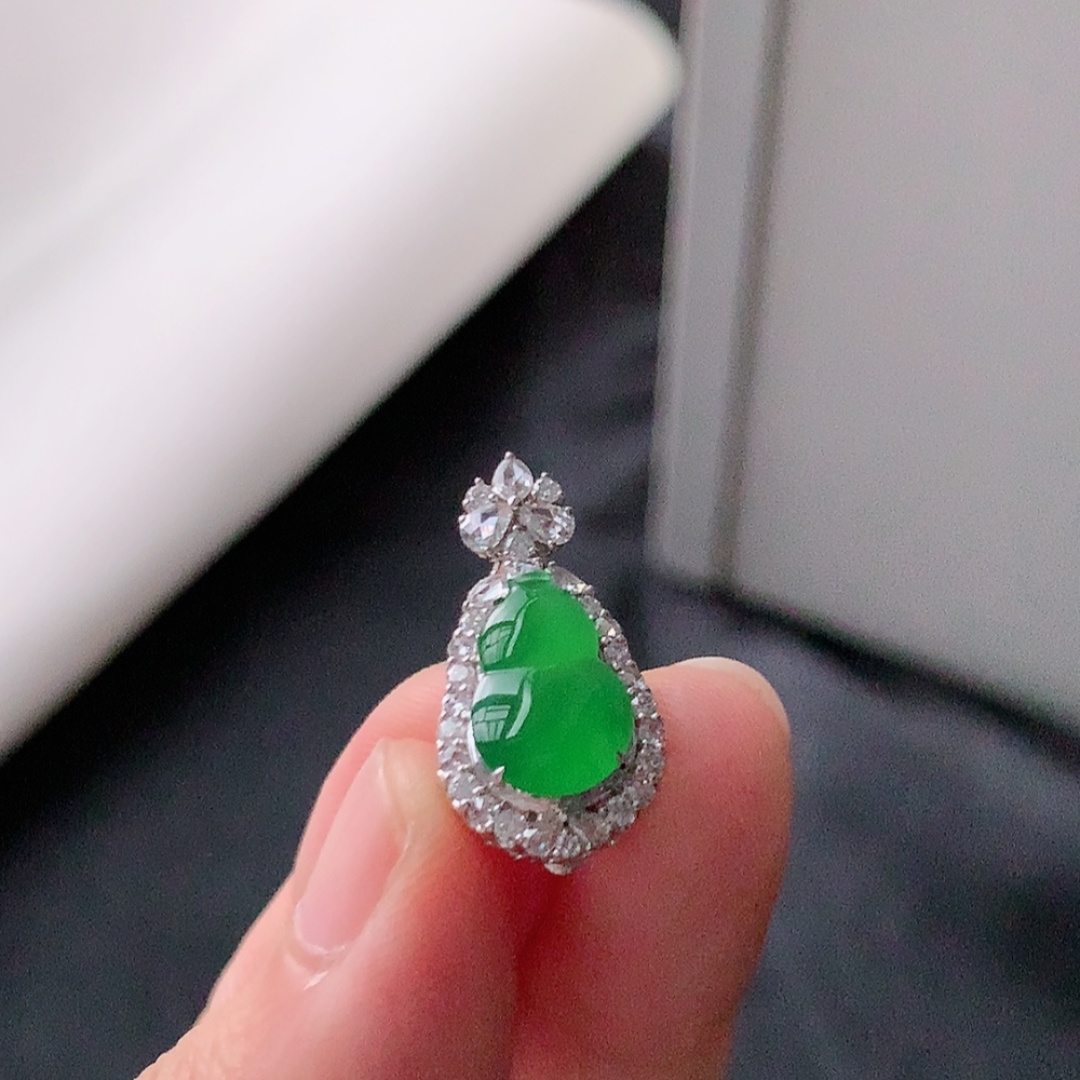 冰阳绿葫芦吊坠。水润通透 品相佳  佩戴优雅迷人 货号52515，21.9-11.2-8.9