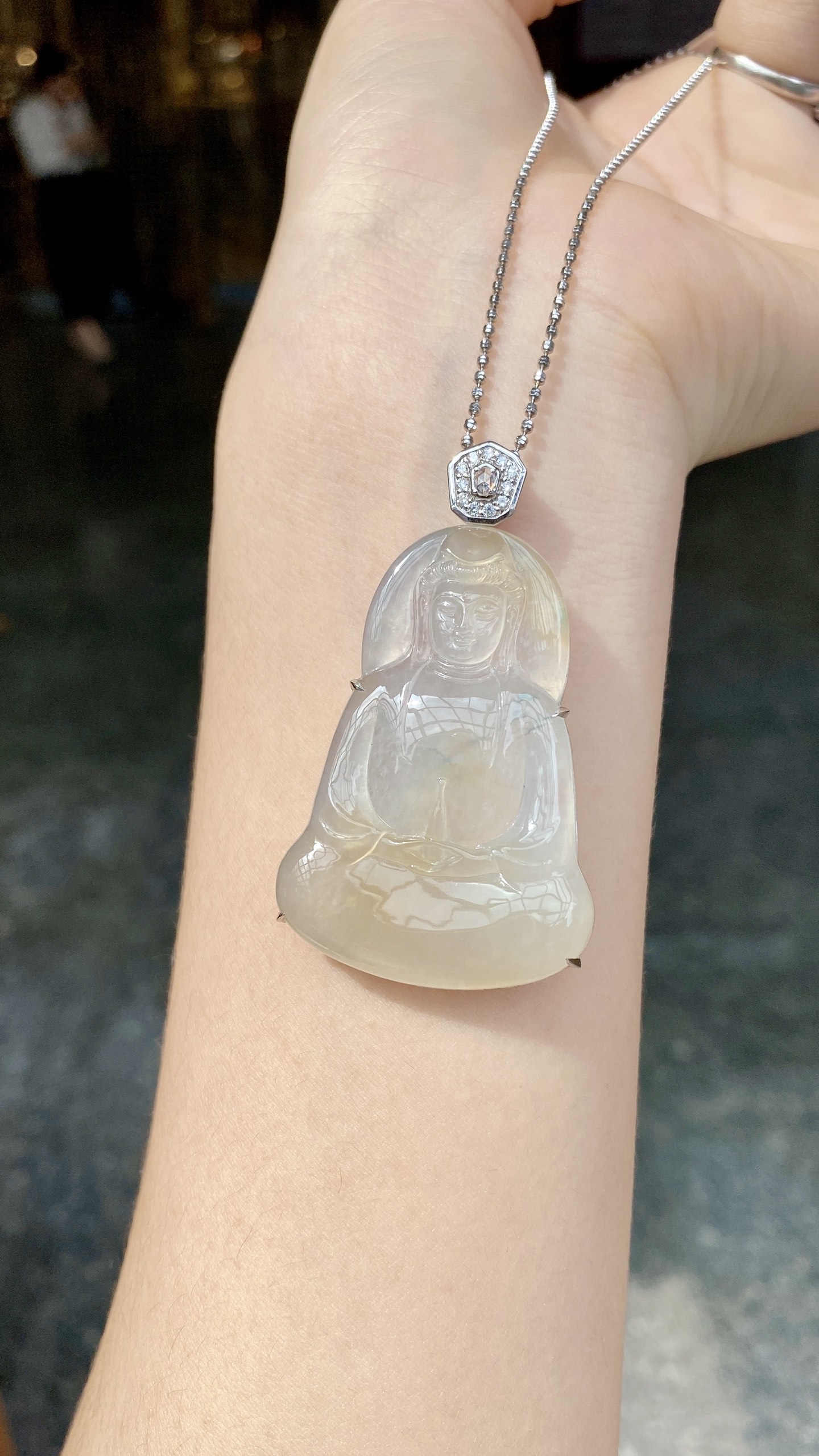 自然光 · 飘黄翡观音吊坠 18K · 整：55.8*32.6*10.1mm 裸：47*32.6*5