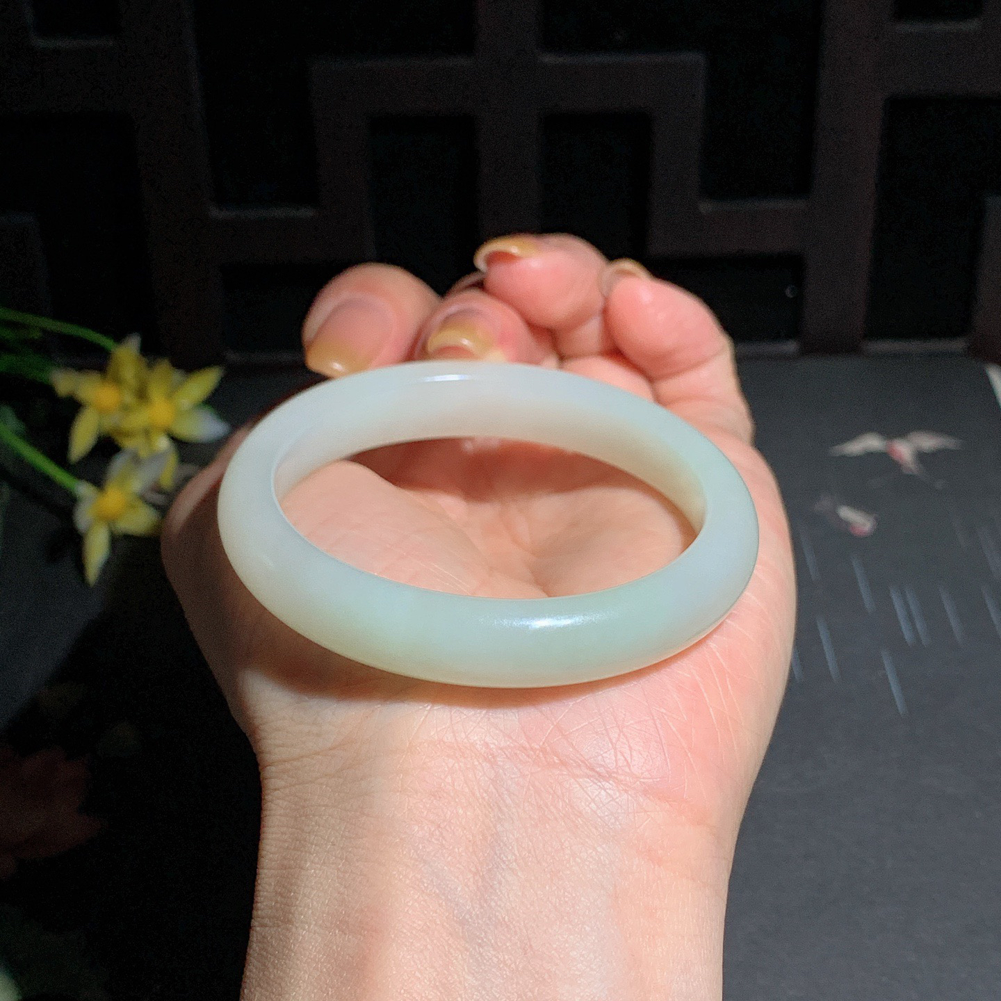 ￼和田玉51.5圈口翠青手镯！玉质细腻油润 底色纯净 无裂无棉 脂粉好，品质高