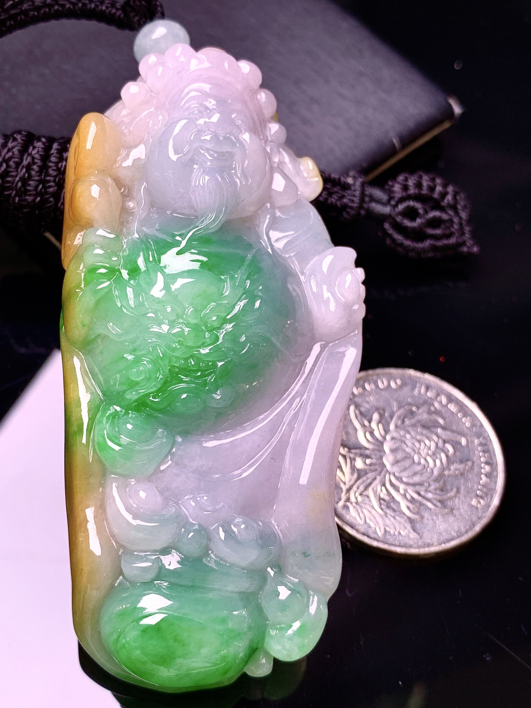 飘黄绿财神吊坠 玉质细腻 色泽艳丽清新 水润亮眼 整体尺寸70.2*36.6*14.6 w1