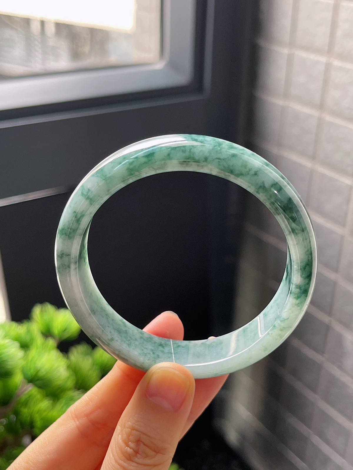 正圈56.5圈口，翡翠糯化种飘绿手镯