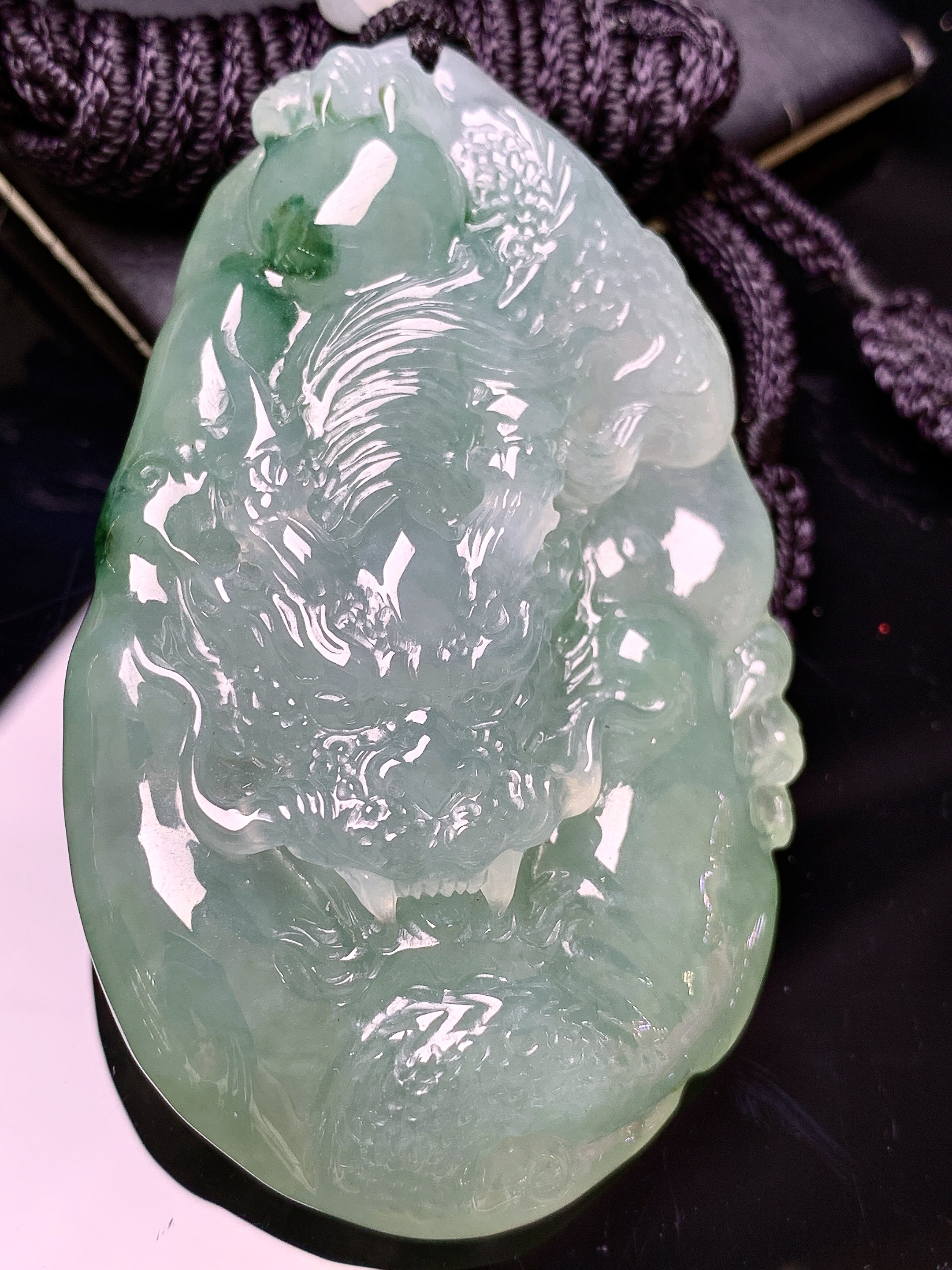 冰种飘绿龙吊坠 玉质细腻 色泽艳丽清新 水润亮眼 整体尺寸65*40*12.5 w1
