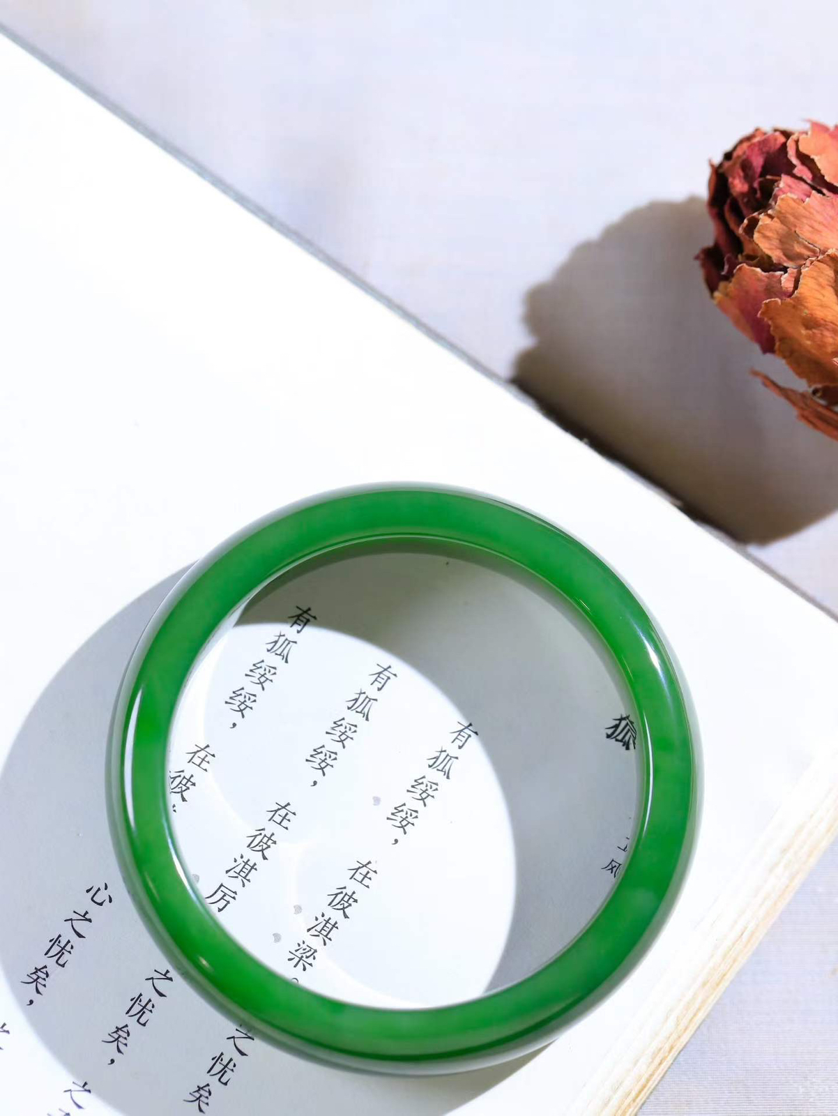 【悠悠芳华.镯】

精品和田玉碧玉手镯 玉质温润 青葱岁月，尽收腕中，婉转流畅，凝岁月悠长。盈一眸恬淡，挽一抹绿意。
重45.6克   内径54mm尺寸10.8-8.4mm   FDL-86501516