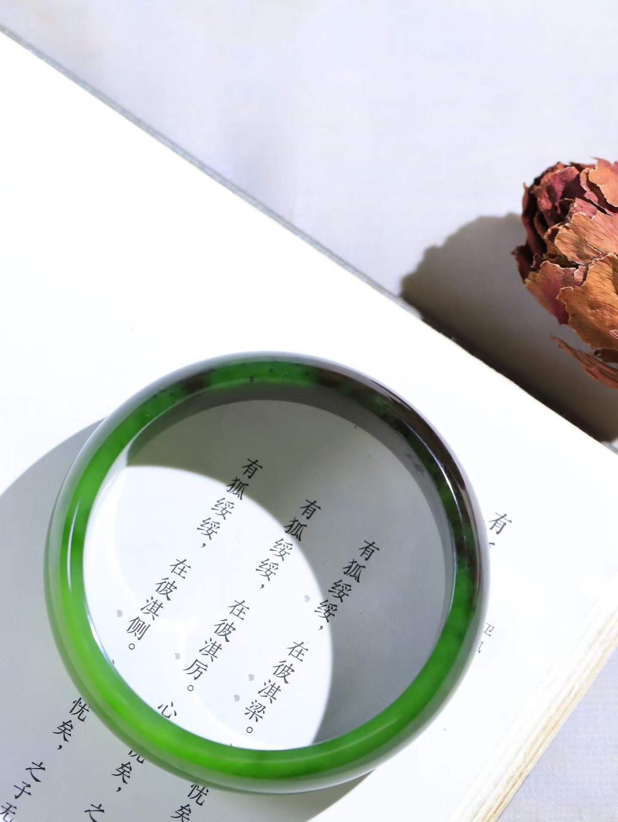 【碧色荡漾·手镯】

收藏级臻品️和田玉碧玉带皮手镯，玉质细腻温润，手感舒适，️线条流畅，简约大气，美自天成，佩戴于腕间，婉约之美，举手投足间透出那份低调奢华，醉人心扉。重69.2克 内径圈口60.5mm尺寸19.2-7.2mm FDL-77501532