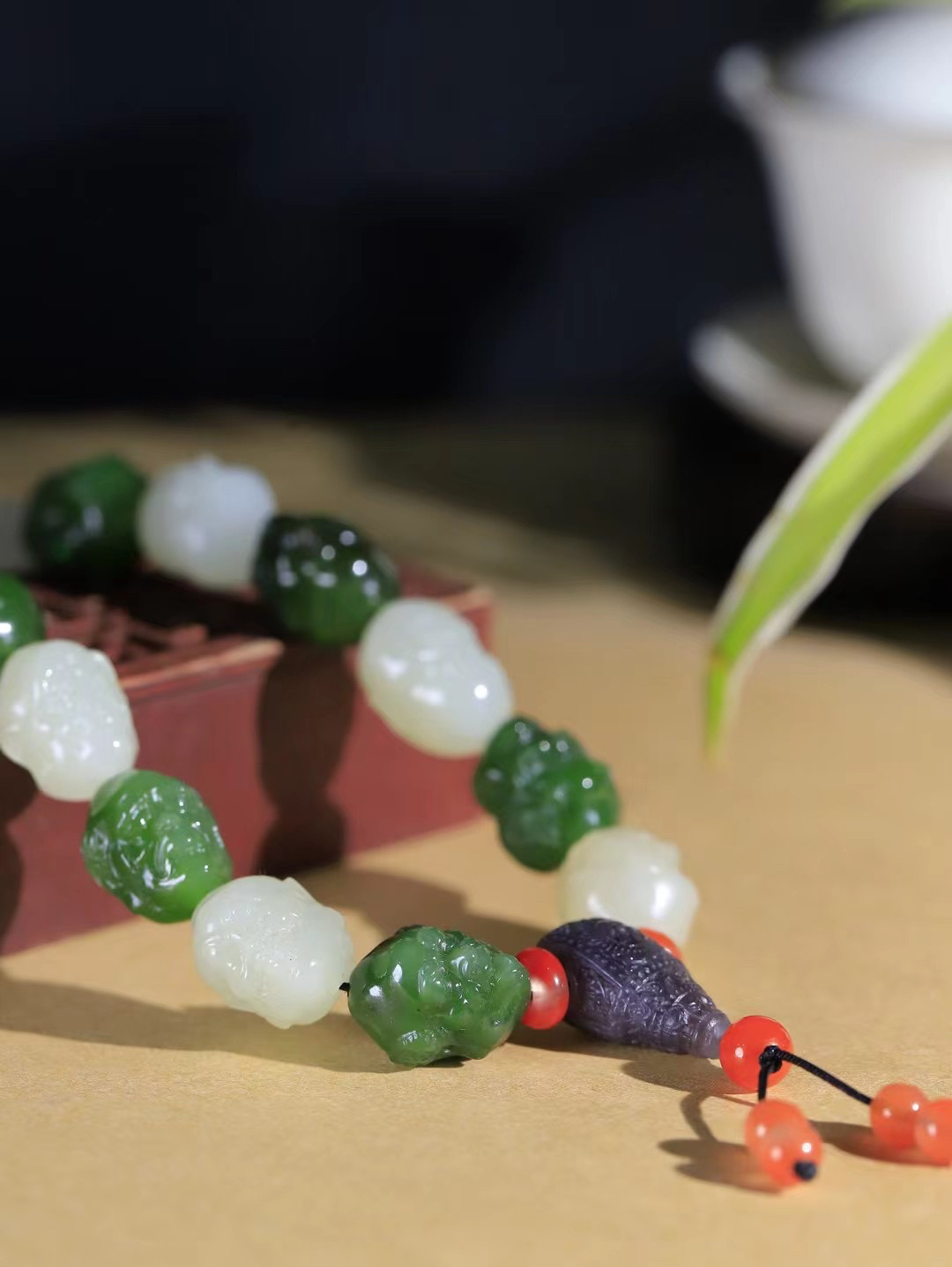 （十八罗汉.手持）

精品和田玉白玉/碧玉十八罗汉手持，玉质温润细腻 油性十足 颗颗饱满圆润。罗汉有着金刚不坏之身，修行得道，六根清净， 象征坚毅坚强、顺畅如意、幸福安康，在遇到任何困难时，能够逢凶化吉、消灾避灾。重113.3克 尺寸取一18.8-14.8-14.7mm FDL-98501678