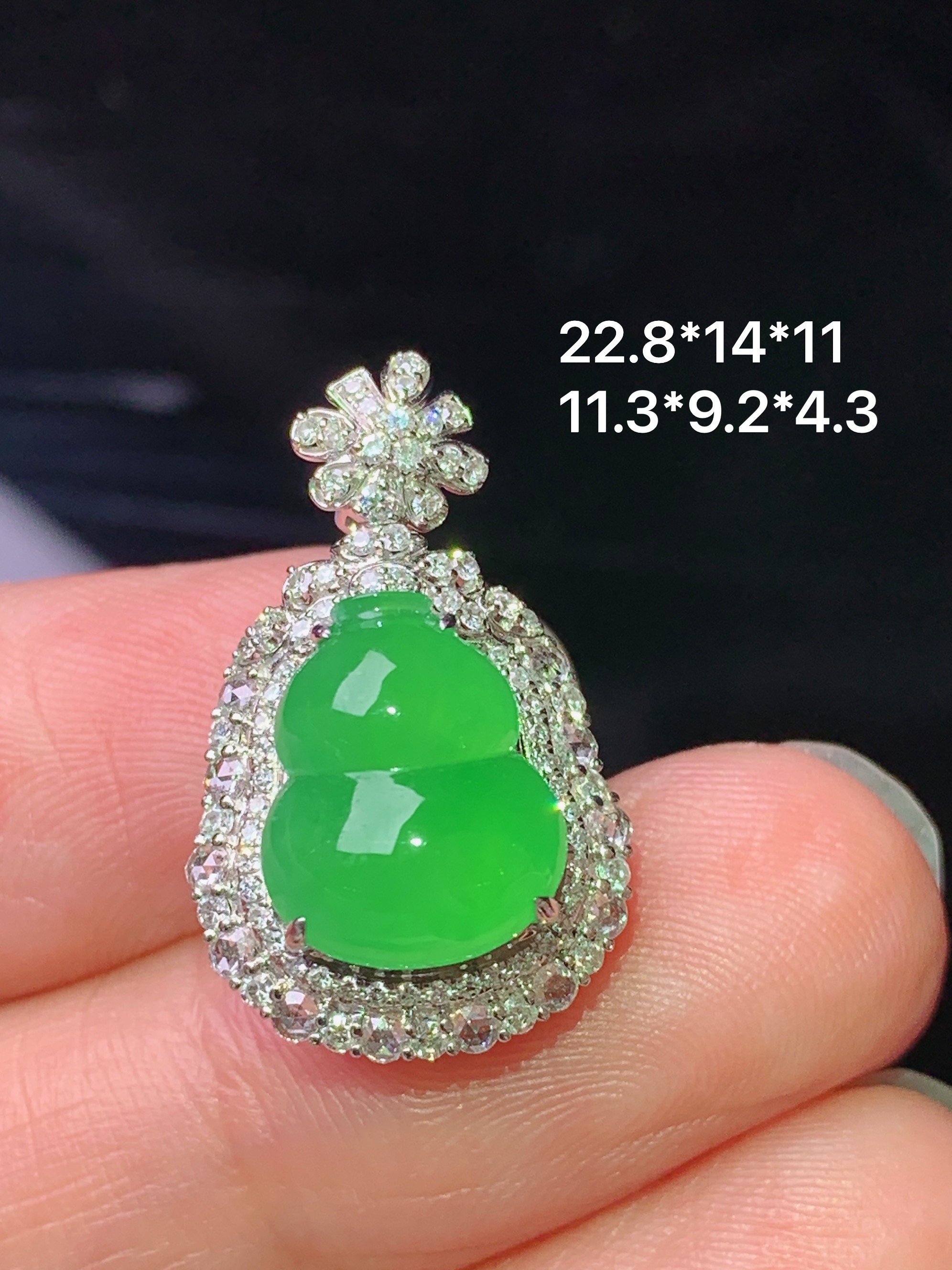18k金钻镶嵌冰阳绿葫芦吊坠 玉质细腻 色泽艳丽清新 水润亮眼 整体尺寸22.8*14*11 s2