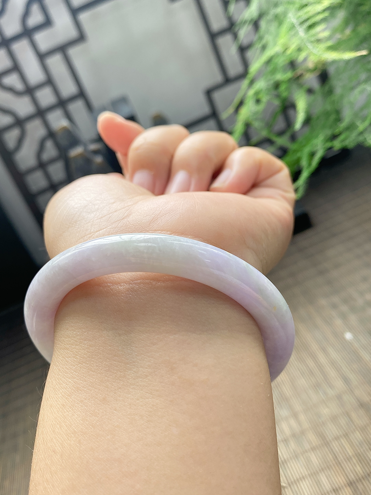 圆镯55圈口，翡翠糯化种飘绿手镯