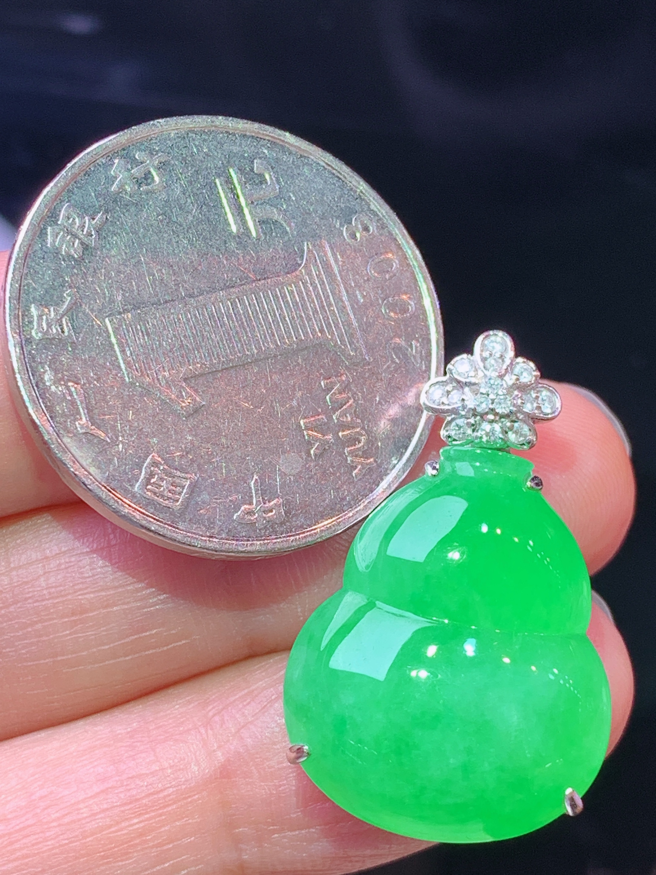 18k金钻镶嵌冰阳绿葫芦吊坠 玉质细腻 色泽艳丽清新 水润亮眼 整体尺寸27*17*8.6 L2