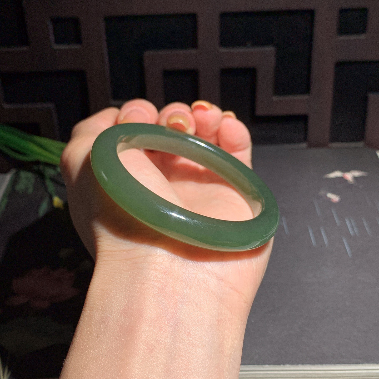 ￼和田玉54圈口湖水绿手镯！玉质细腻油润 底色纯净 无裂无棉 脂粉好，品质高。