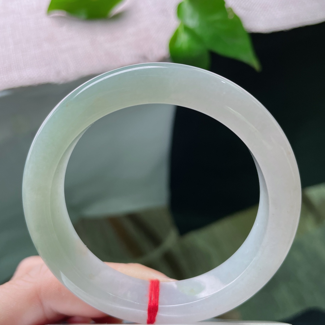 55.2/12.5/8.9，淡绿底正圈，水润细腻，种老，如沐春风，佩戴优雅端庄，无裂，ss52808