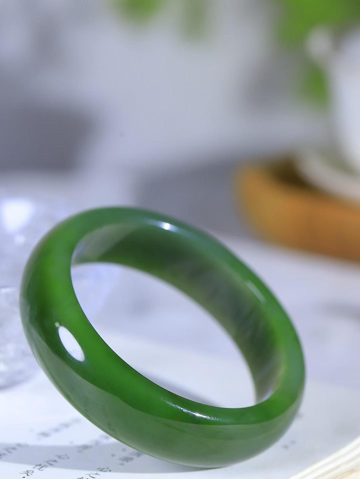 【碧波流转·手镯】

精品️和田玉碧玉手镯，玉质细腻温润，手感舒适，️线条流畅，简约大气，美自天成，佩戴于腕间，婉约之美，举手投足间透出那份低调奢华，醉人心扉。
重74克 内径圈口57.5mm尺寸17.4-8mm  FDA-13501508