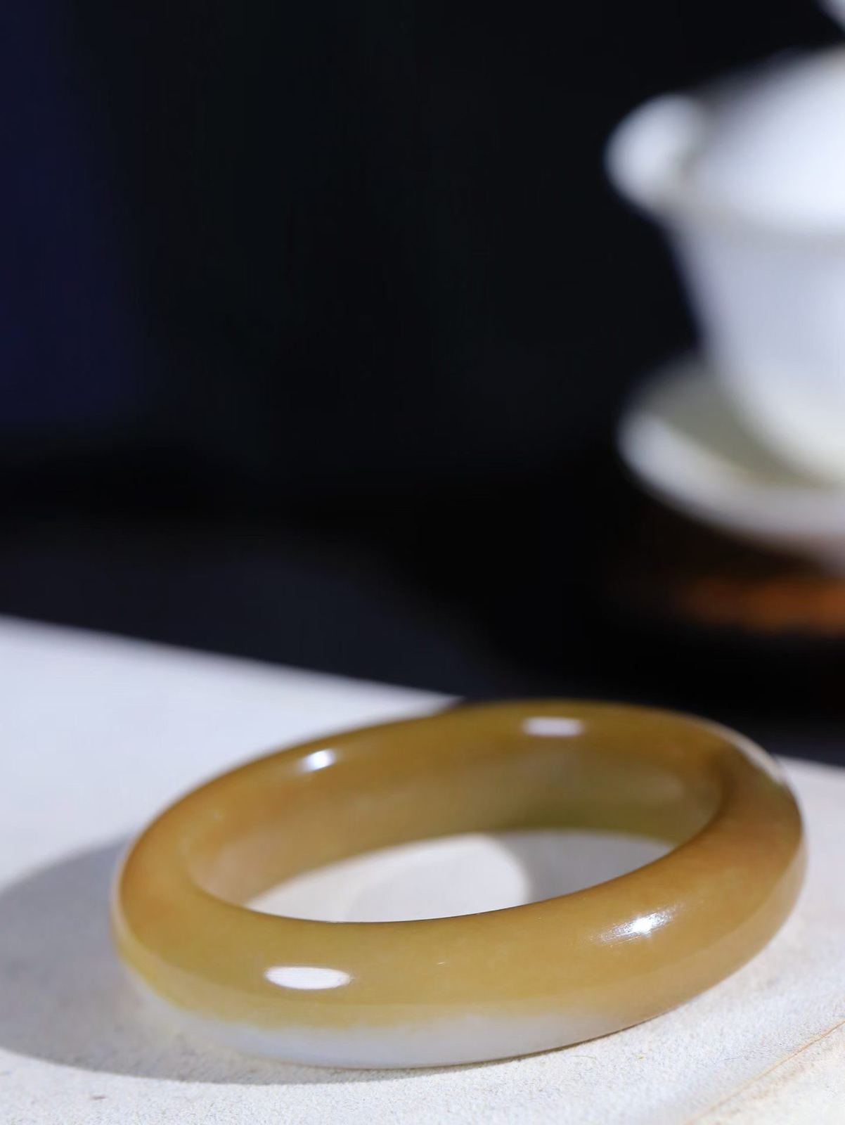 （温柔雅致.手镯）

精品️和田玉糖白玉手镯。镯型饱满，温润细腻，脂润沁香。️执一卷书，沏一