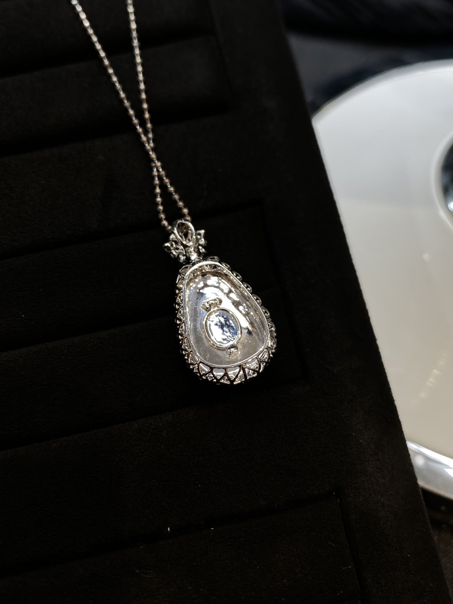 飘绿花叶子吊坠·金 整·26.5-13.6-8.6mm 裸·15.4-10.8-3.8mm