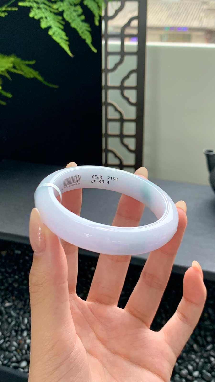 春彩手镯，底妆细腻有水头，春彩底清新甜美，色泽淡雅古朴..
尺寸：54-12-8mm