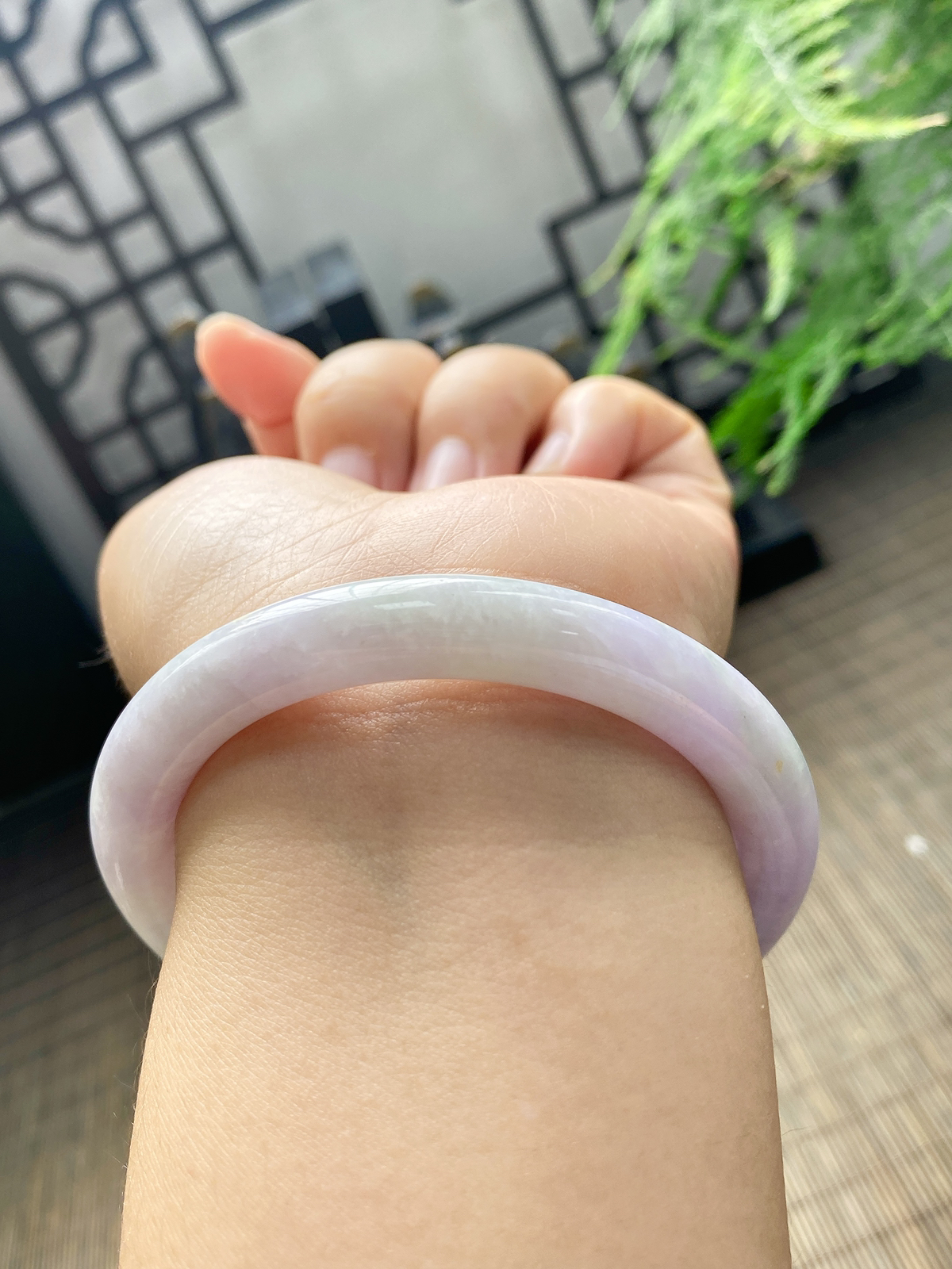 圆镯55圈口，翡翠糯化种飘绿手镯