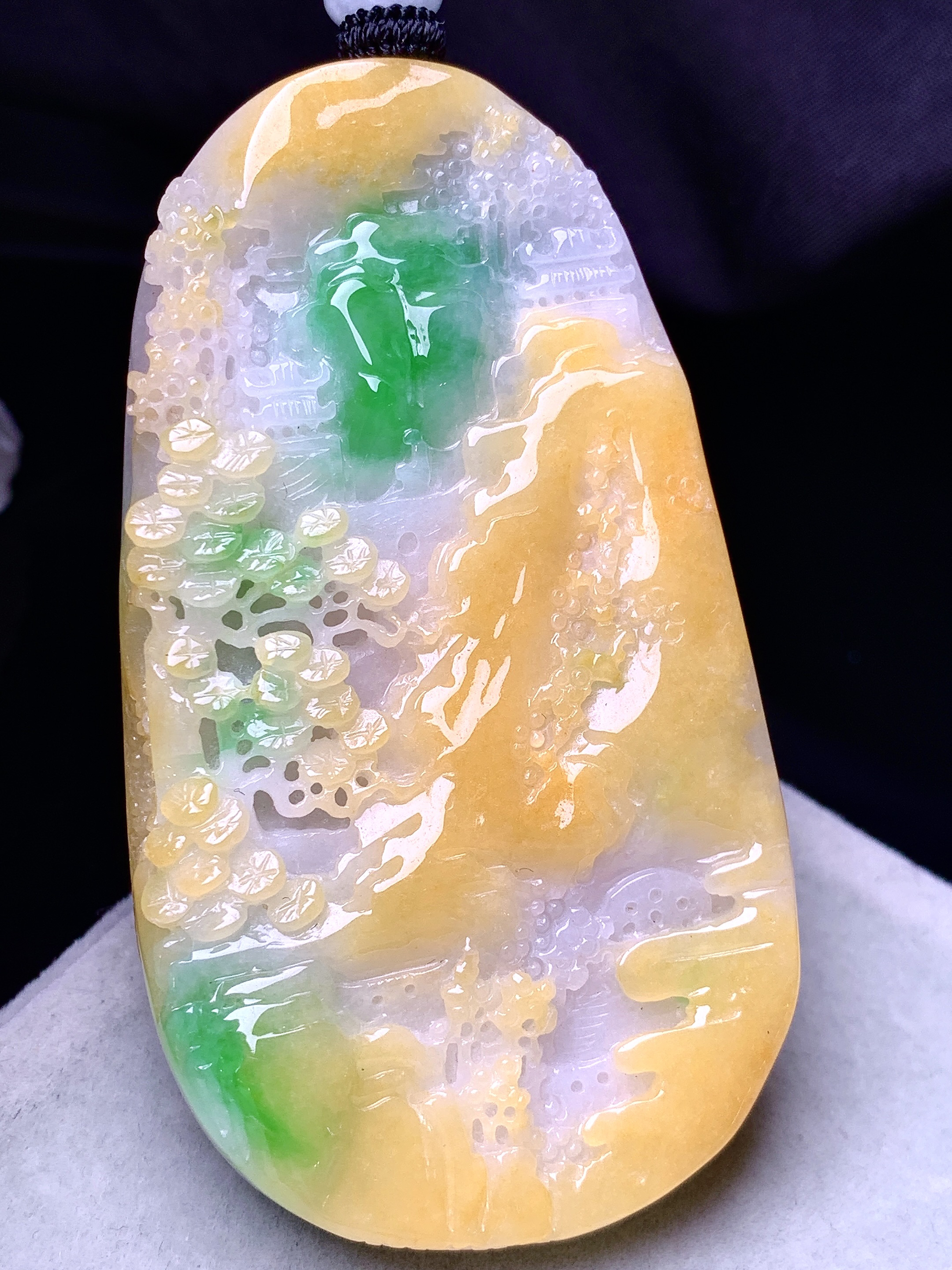 飘黄绿翡山水牌子吊坠 玉质细腻 色泽艳丽清新 水润亮眼 整体尺寸66*36.3*9.3 w1