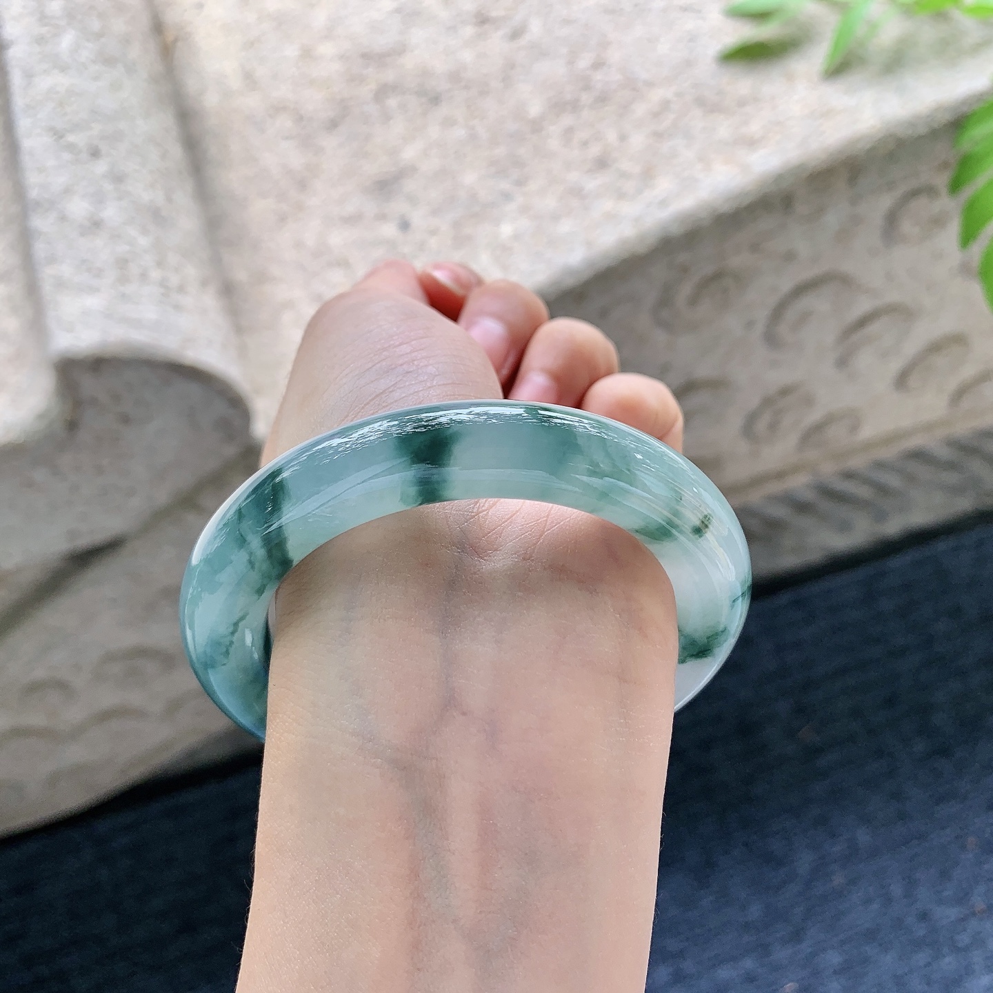 圆条54 55【圈口】55.8/11.6/11.5【编码】FL051831【描述】糯冰飘花，水润，种老，细腻，无裂