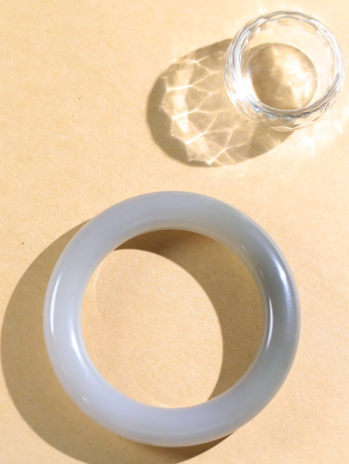 【玉佳人·手镯】

精品️和田玉烟紫圆条手镯 ，玉质细腻油润，做工细致精美，端庄素雅，亭亭玉立，芊芊素手。芊芊素手，怎能忘镯？秀美镯型，更显婀娜。内径57mm 尺寸12.8-12.3mm重79.5克69501580L