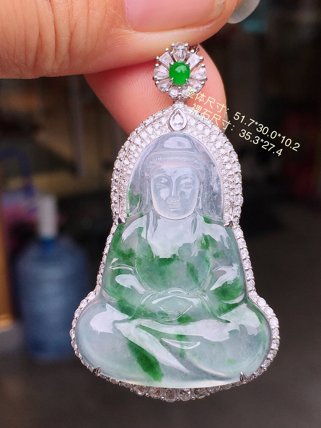 飘绿观音吊坠，色泽艳丽，玉质细腻，荧光感超
强，饱满圆润，简单大方，尽显优雅气质，18k
金豪华镶嵌