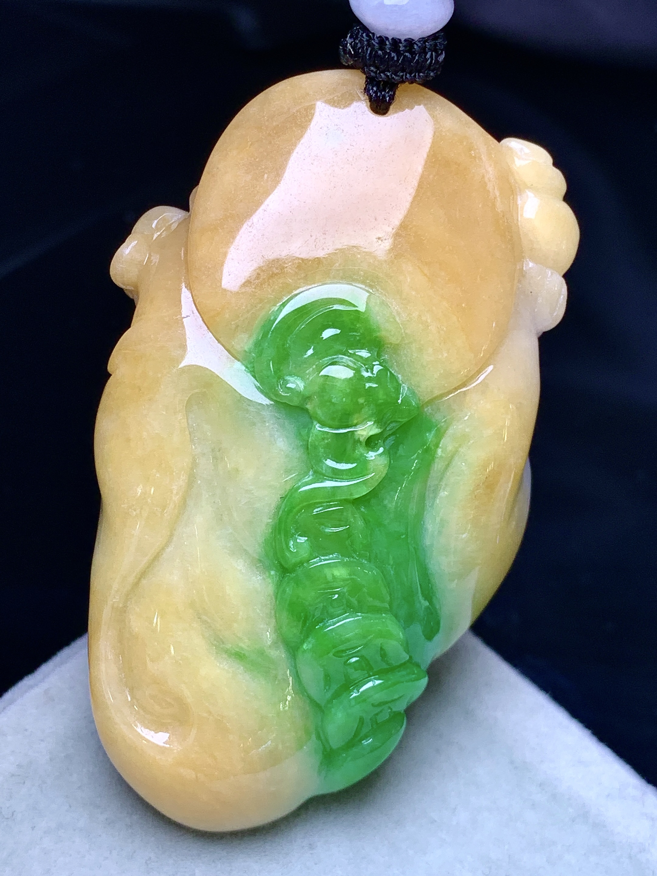 飘黄绿翡财神吊坠 玉质细腻 色泽艳丽清新 水润亮眼 整体尺寸53.5*31.5*17.5 w1