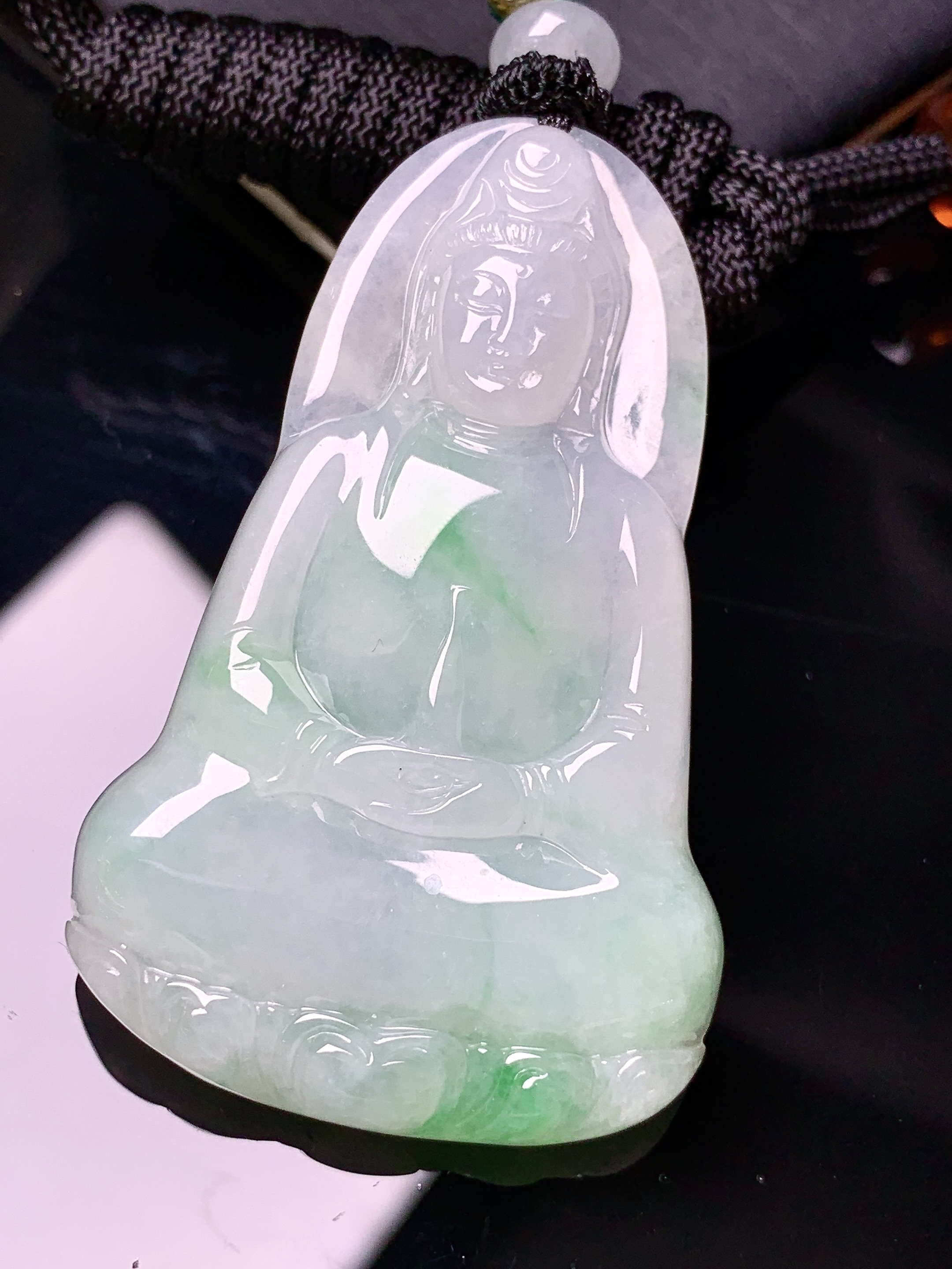 飘绿观音菩萨吊坠 玉质细腻 色泽艳丽清新 水润亮眼 整体尺寸49.6*30.6*5.5 w1