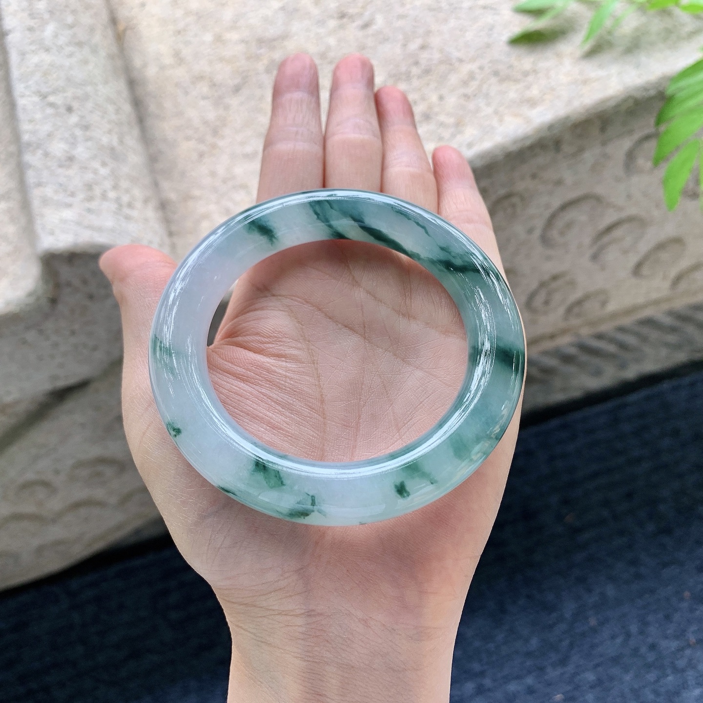 圆条54 55【圈口】55.8/11.6/11.5【编码】FL051831【描述】糯冰飘花，水润，种老，细腻，无裂