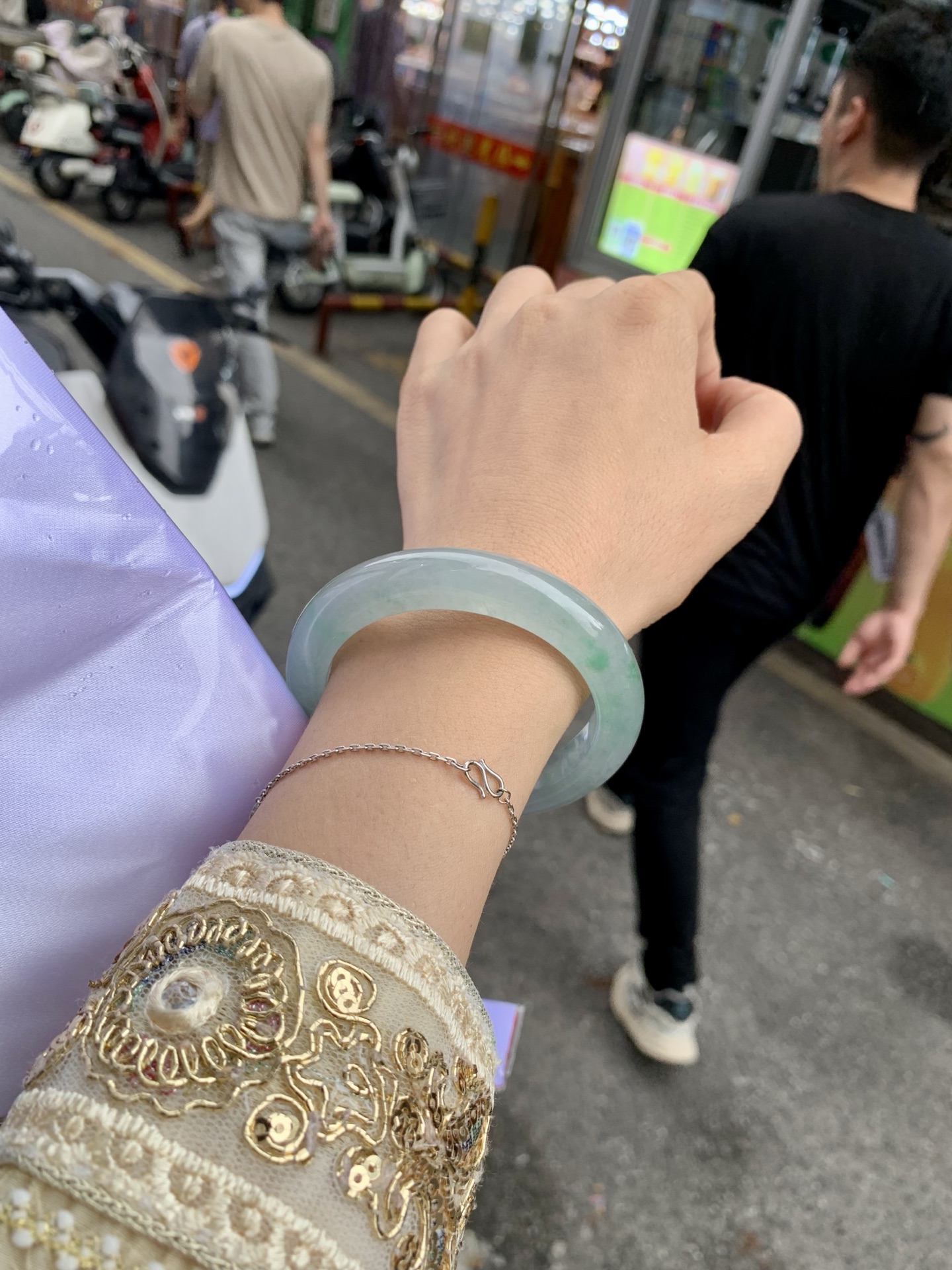 飘绿花正圈 54.8-8.7-11.4 0517-N739 打灯棉絮，底妆冰透，冰底中开出了朵朵绿花，飘花灵动飘逸，勾勒出一幅唯美诗意的山水意境画，古典优雅又秀气