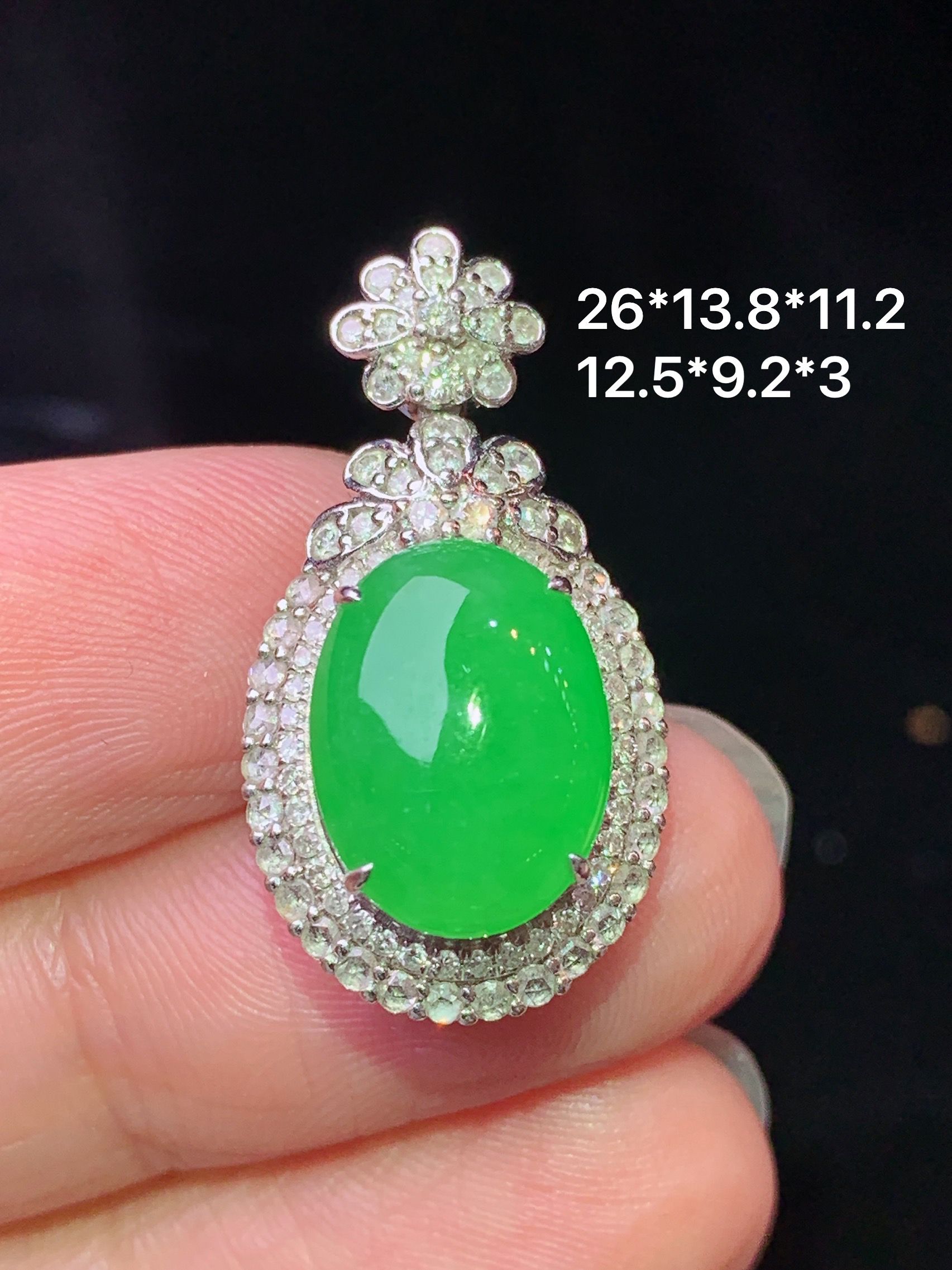 18k金钻镶嵌阳绿蛋面吊坠 玉质细腻 色泽艳丽清新 水润亮眼 整体尺寸26*13.8*11.2 s3