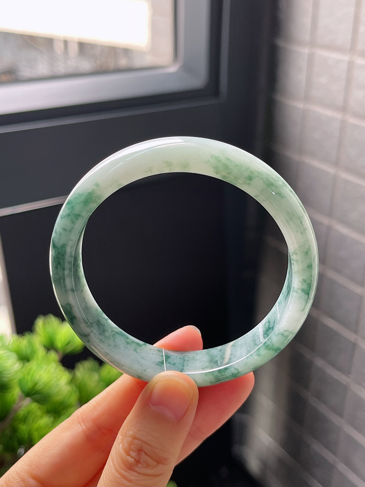 正圈57.6圈口，翡翠糯化种飘绿手镯