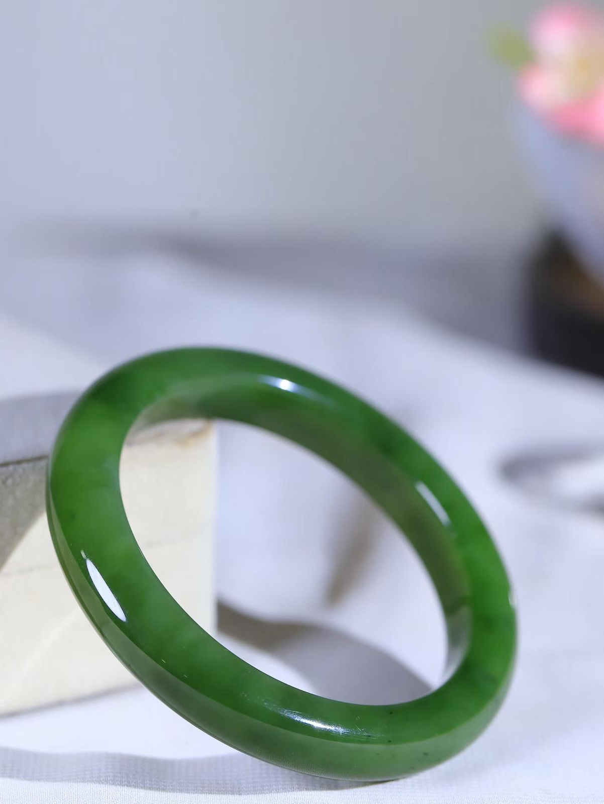 【碧色荡漾·手镯】

精品和田玉碧玉手镯，玉质细腻温润，手感舒适，️线条流畅，简约大气，美自天成，佩戴于腕间，婉约之美，举手投足间透出那份低调奢华，醉人心扉。重53.6克  内径圈口56mm  尺寸10.9-9.6mm  FDA-66501533