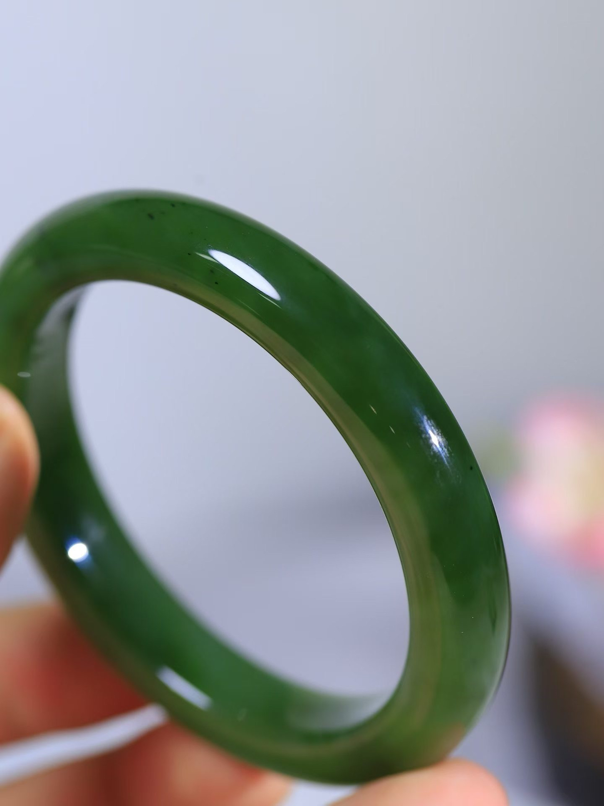 【碧色荡漾·手镯】

精品和田玉碧玉手镯，玉质细腻温润，手感舒适，️线条流畅，简约大气，美自天成，佩戴于腕间，婉约之美，举手投足间透出那份低调奢华，醉人心扉。重53.6克  内径圈口56mm  尺寸10.9-9.6mm  FDA-66501533