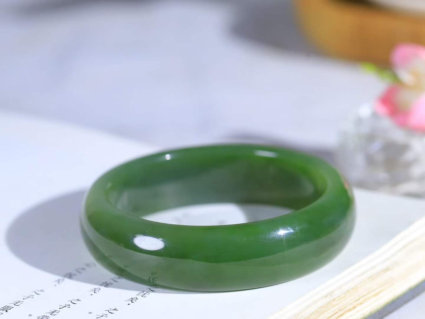【碧波流转·手镯】

精品️和田玉碧玉手镯，玉质细腻温润，手感舒适，️线条流畅，简约大气，美自天成，佩戴于腕间，婉约之美，举手投足间透出那份低调奢华，醉人心扉。
重74克 内径圈口57.5mm尺寸17.4-8mm  FDA-13501508