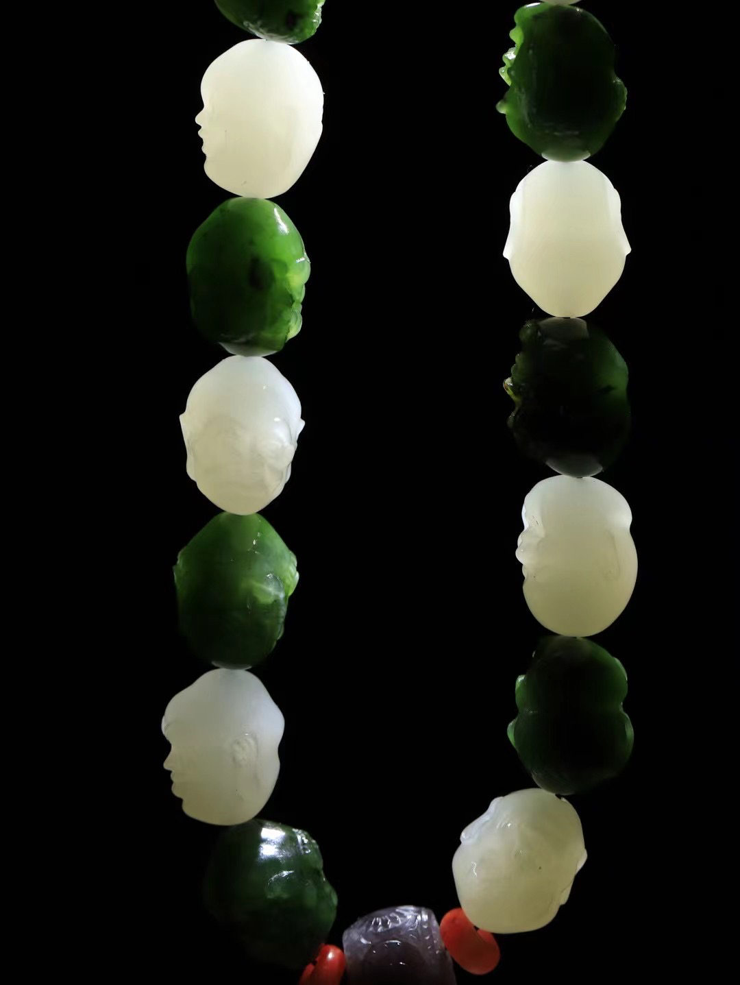 （十八罗汉.手持）

精品和田玉白玉/碧玉十八罗汉手持，玉质温润细腻 油性十足 颗颗饱满圆润。罗汉有着金刚不坏之身，修行得道，六根清净， 象征坚毅坚强、顺畅如意、幸福安康，在遇到任何困难时，能够逢凶化吉、消灾避灾。重113.3克 尺寸取一18.8-14.8-14.7mm FDL-98501678